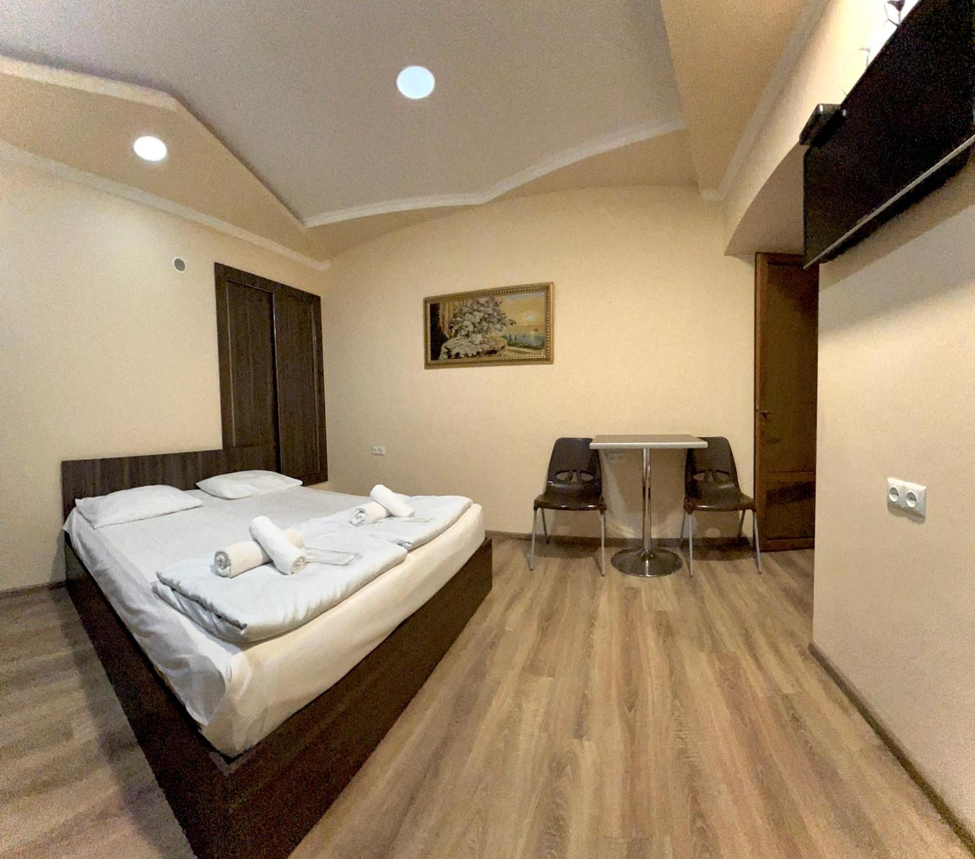 Domino Yerevan Hostel And Hotel Exterior foto