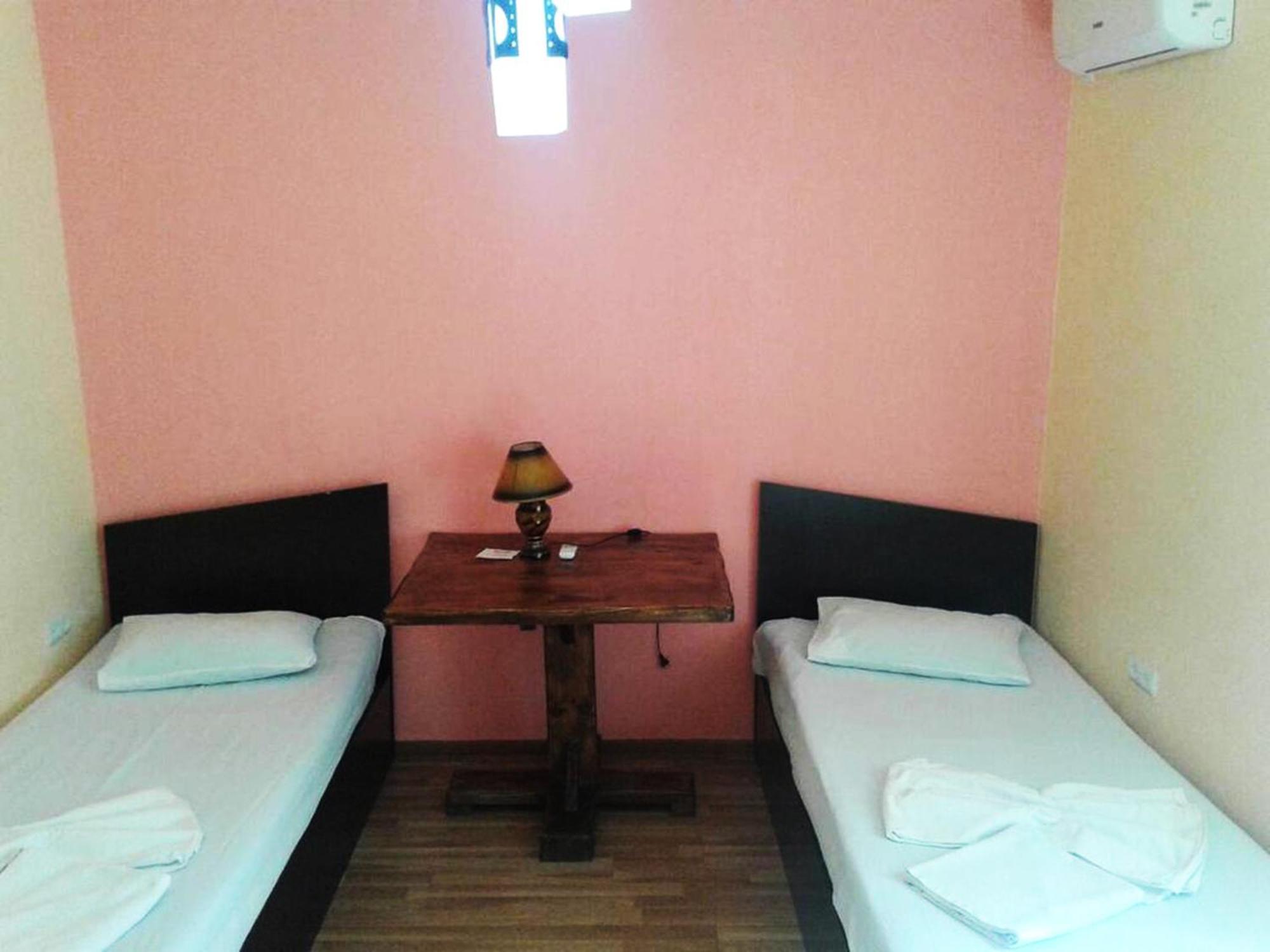Domino Yerevan Hostel And Hotel Quarto foto